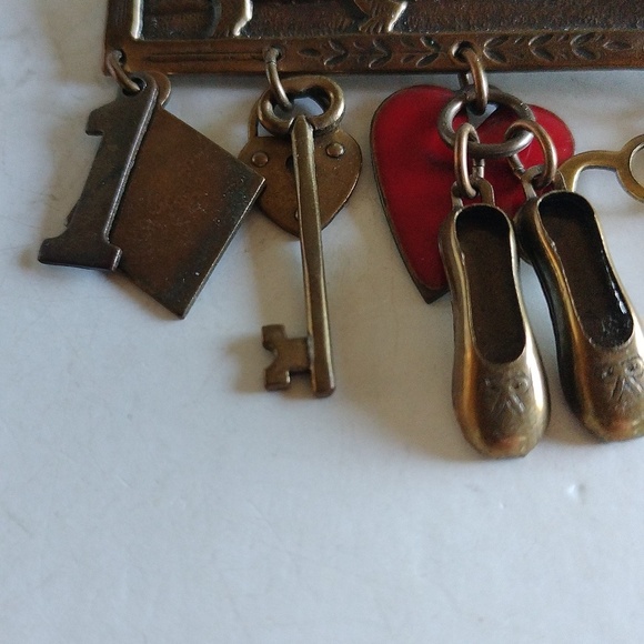 VINTAGE RARE PARVENUE PIN WITH CHARMS TORTOISE & HARE - Picture 5 of 5